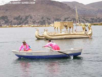Photo de barques en bois et de doubles totoras au Titicaca